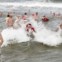 Irlanda do Norte. Mães e Pais Natais mergulham numa praia de Portrush, durante um evento de recolha de fundos para a Royal National Lifeboat Institution   (dedicada a salvar vidas no mar) 