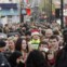 Reino Unido. Um toque de Natal entre a multidão 