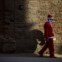 Nepal. Um solitário Pai Natal a caminho das comemorações natalícias em Katmandu 