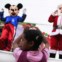 Peru. Mickey e o Pai Natal fazem as delícias desta pequena espectadora. Em Lima  