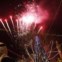 Cisjordânia, Belém. Palestinianos observam os fogos de artifício durante a cerimónia de iluminação da árvore de Natal no largo da Igreja da Natividade, o local venerado como o do nascimento de Jesus Cristo  