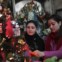 Jordânia. Jovens cristãs iraquianas, exiladas na Jordânia, decoram a árvore de Natal numa igreja em Amã  