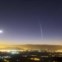 Chile, 22.12.2011 | O cometa Lovejoy visto ao amanhecer sobre Santiago – o cometa foi descoberto no último 27 de Novembro pelo astrónomo amador australiano Terry Lovejoy 