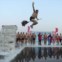 China, 26.12.2011 | Será só ilusão de óptica? Um membro de um clube de natação de Inverno salta para a água na sua vassoura. Em Harbin.  