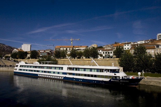A Douro Azul e a CroisiEurope são duas operadoras de barcos-hotel, no rio Douro