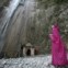 Caxemira (administrada pela Índia), 28.12.2011 | Uma mulher observa uma queda de água após ter realizado as suas orações no templo de Baba Dhansal at Reasi, perto de Jammu.  