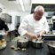 O chef Dieter Koschina prepara um prato com trufas brancas