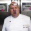 O chef Dieter Koschina a relaxar com um charuto oferecido pelo chef Cordeiro