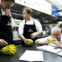 O chef Dieter Koschina com a sua equipa a experimentar produtos acabados de chegar