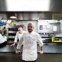 O chef finlandês Hans Välimäki com o chef Dieter Koschina atrás