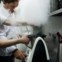 O chef Thomas Buhner (duas estrelas Michelin, restaurante La Vie) a preparar o seu prato numa operação delicada com azoto liquído