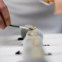 Joachim Wissler a pôr a folha de ouro no primeiro prato da noite , uma bola de neve recheada de foie gras