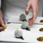 Joachim Wissler a medir a temperatura do primeiro prato da noite, uma bola de neve recheada de foie gras