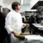 O chef Joachim Wissler atento à saída de pratos