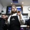 O chef Magnus Nilsson a explicar à equipa do Vila Joya a apresentação dos seus pratos