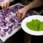A preparação das cebolas que acompanham o prato de aveia do chef Magnus Nilsson