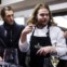 Gebhard Schachermayer, director-executivo do Vila Joya e organizador do festival, escuta atentamente a explicação de Magnus Nilsson sobre o prato servido à mesa do chef