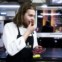 O chef Magnus Nilsson a comer um dos frutos silvestres servidos como sobremesa
