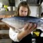 O chef Magnus Nilsson com um atum pescado em águas portuguesas, tendo elogiado a qualidade do nosso peixe que considerou único a nível mundial