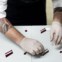 O empratamento do prato de beterraba pelo assistente do chef americano