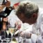 É o próprio Alain Passard a pôr a trufa preta no prato dos clientes que estão na mesa do chef, dentro da cozinha