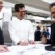 O chef a escolher os talheres com o chefe de sala, Paulo Luz, e o sommelier do Vila Joya, Arnaud Vallet