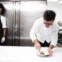 O chef a limpar os pratos um a um após o empratamento