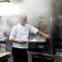 O assistente do chef Laurent Gras em acção