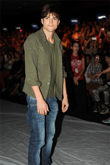 Ashton Kutcher, embaixador da Colcci, foi o centro de todas as atenções durante o desfile da marca