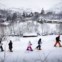 De raquetes de neve nos pés 