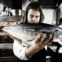 O chef Magnus Nilsson com um sarrajão (uma espécie de atum de menores dimensões)