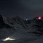 SUÍÇA. 01.01.201. Instalação gigante de luz com a bandeira suíça pelo artista Gerry Hofstetter na montanha Jungfrau. Celebra os cem anos dos caminhos de ferro na montanha. É a mais elevada estação de comboio da Europa, a 3454m de altitude