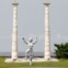 GABÃO. 23.01.2012. Um turista caminha para uma estátua que evoca a libertação da escravidão, perto da praia de Leon Ba, na capital Libreville.  