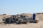 Um touareg caminha serenamente pela Terra de Ninguém, entre Marrocos e a Mauritânia