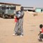 Um professor numa aldeia da Mauritânia recolhe o material escolar levado pela caravana lusa
