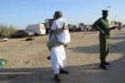 Um participante despede-se do guia mauritano antes da travessia para o Senegal