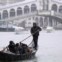 ITÁLIA. 01.02.201. Neve sobre Veneza mas isso não impede o gondoleiro de guiar os passageiros pelo Grande Canal.