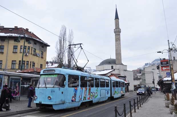 O eléctrico (aqui na Bašèaršija) é o principal transporte público de Sarajevo.