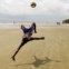 GABÃO, 09.02.2012. Durante um efusivo jogo de futebol na praia de Libreville. 