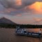 NICARÁGUA, 10.02.2012. Um ferry chega ao porto da ilha de Ometepe.