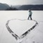 ESLOVÉNIA. Uma rapariga desenha um coração no gelo, no lago Bled, no dia de São Valentim. 