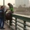 EGIPTO. Um casal numa ponte do Cairo. 