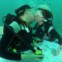 TAILÂNDIA. O beijo que sela este casamento subaquático, no oceano Índico.