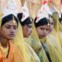 ÍNDIA. Noivas aguardam o momento do seu casamento colectivo em Calcutá, no dia de São Valentim (51 casais hindus e nove islâmicos casaram na cerimónia) 