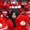 JORDÂNIA. Uma rapariga posa entre as atracções de uma loja de presentes, em Amã 