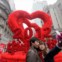 CHINA. Um casal aproveita um grande coração para uma foto romântica, em Wuhan. 