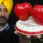ÍNDIA. O artista Harwinder Singh Gill criou dois corações (e respectiva base) feitos de 600 botões. 