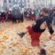 ITÁLIA. Em Ivrea, a diversão inclui uma batalha de laranjas. 