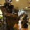 É outro Elvis: a estátua homenageia Kavee Thongpreecha, célebre como o Elvis Tailandês, que fazia serenatas aos clientes do seu restaurante em LA, o emblemático Palm's Thai