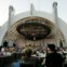 Um must: ir ao Hollywood Bowl, auditório ao ar livre esculpido na montanha. O visitante pode levar piquenique.